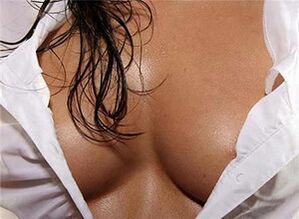 Moterų krūtys yra ta kūno dalis, kuri vyrus jaudina labiausiai